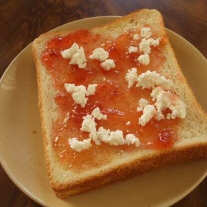 朝ごはんに♪
カッテージチーズと酸味と苺の甘さがとっても美味しかったです♡
ごちそうさまでした＾＾
